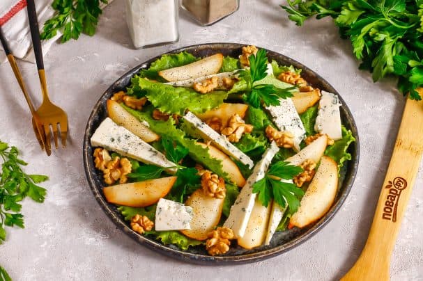 Салат с горгонзолой и грушей