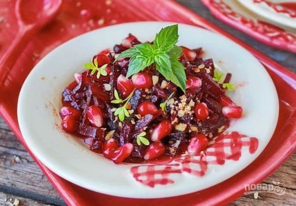 Salad with pomegranate and nuts