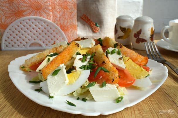 Salad with croutons and cheese