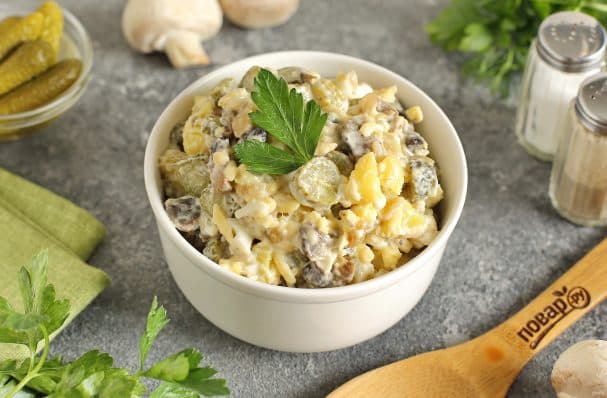 Salad with mushrooms and gherkins