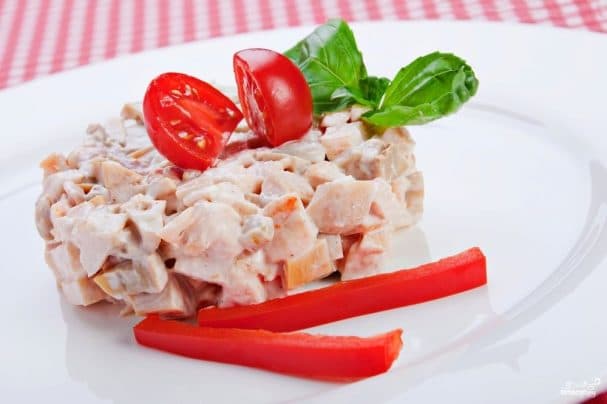 Салат з грыбамі і курыцай
