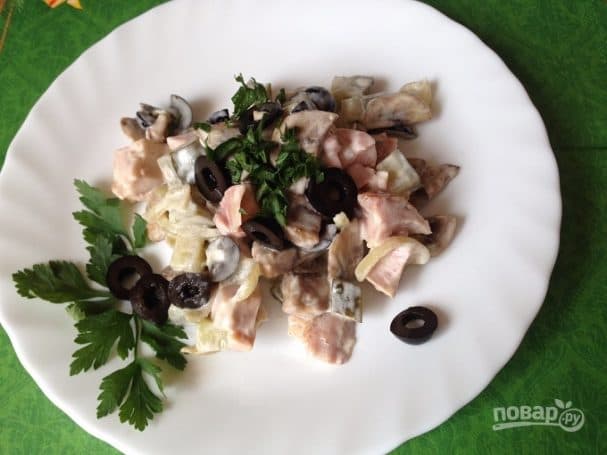 Salad with mushrooms and chicken breast