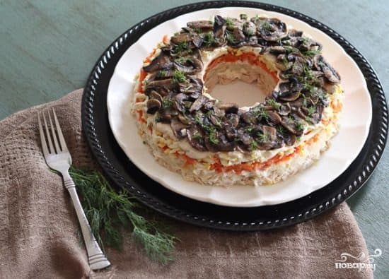 Layered salad with fried mushrooms