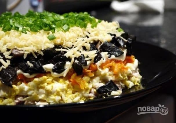 Салат із грибами, куркою
