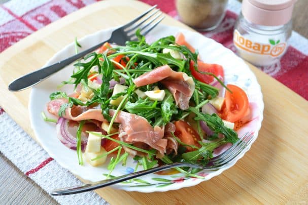 Salad with ham and arugula