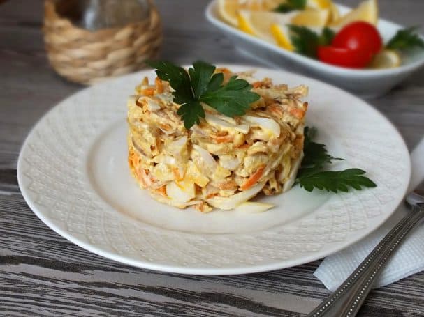 Салат з кальмарамі і блінамі
