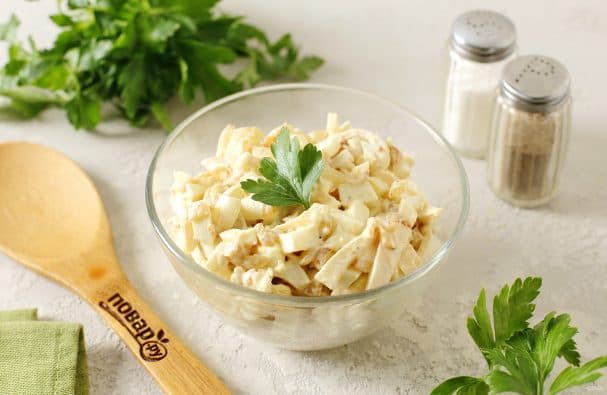 Салат з кальмарамі і яйком