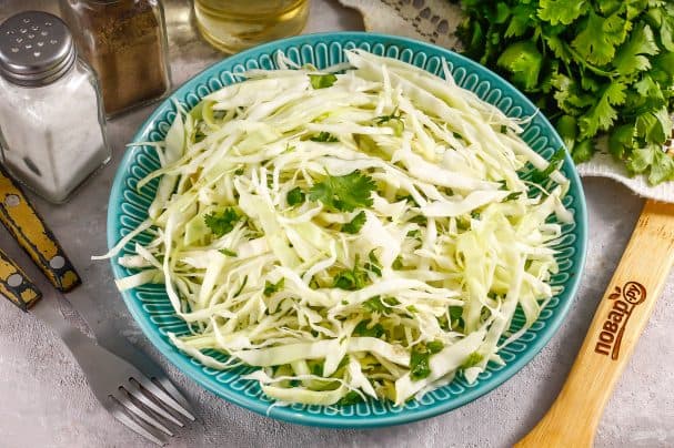 Салат з капустай і кінзай