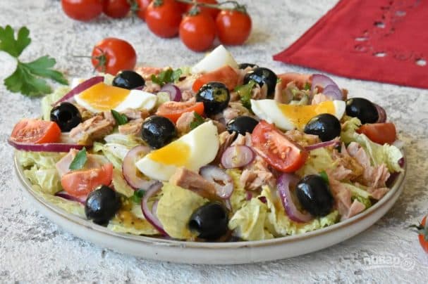 Salad with cabbage, tomatoes, and tuna