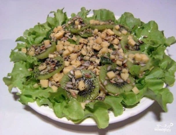 Kiwi and cheese salad