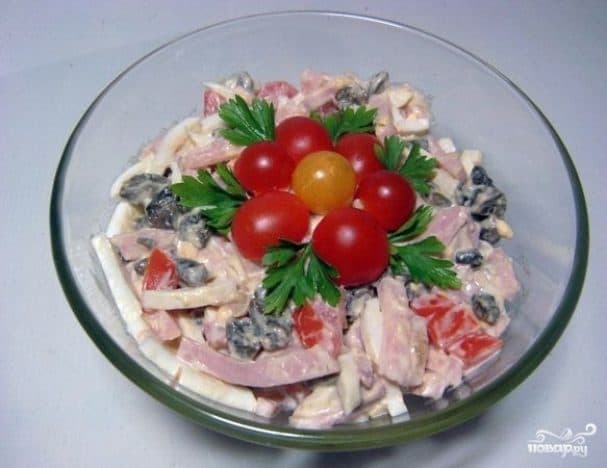 Салат з ковбасою та грибами