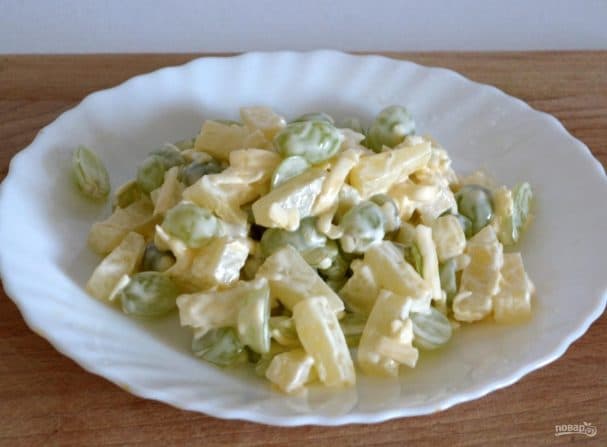 Салат с консервированным ананасом