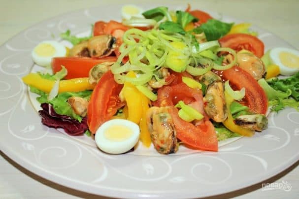 Salad with canned mussels