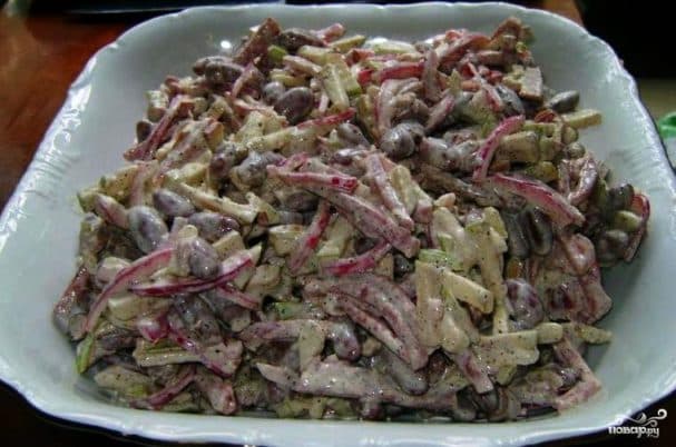 Салат із копченою ковбасою