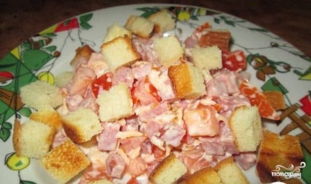Салат з копчаным сырам з калбасы