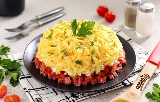 Салат із копченою ковбасою