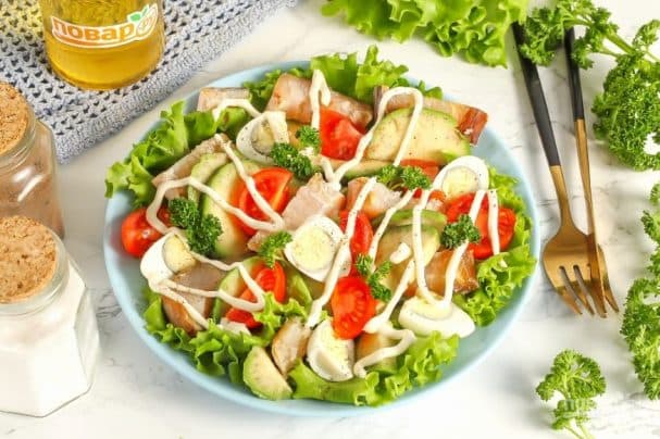 Salad with smoked fish and avocado