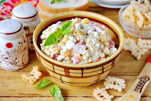 Салат з крабовими чіпсами