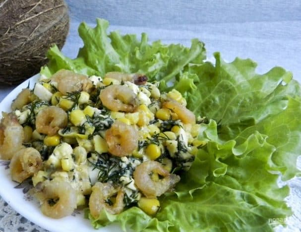 Салат с креветками и яйцами