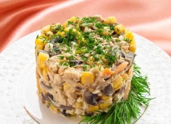 Салат с кукурузой и грибами