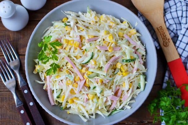 Салат з кукурузай і калбасай