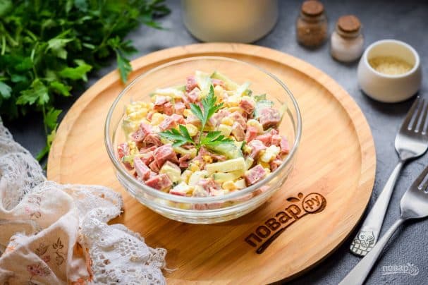 Салат з кукурузай і сервэлатам