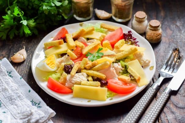 Салат з куркою та гренками