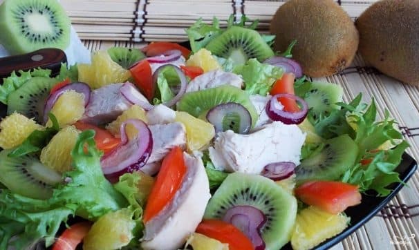 Салат з курыцай і ківі