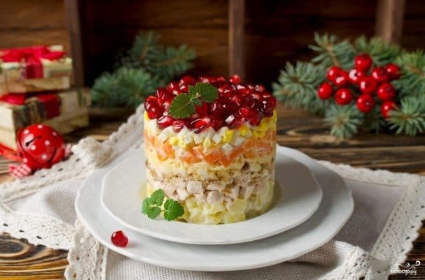 Салат з куркою та горіхами