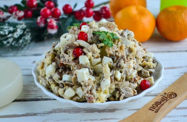Салата з курыцай і шампіньёнамі