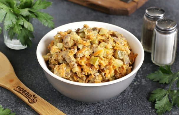 Салат з курячою печінкою