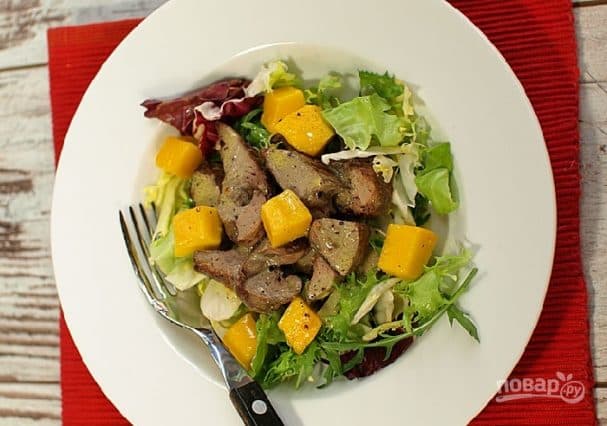 Salad with chicken liver