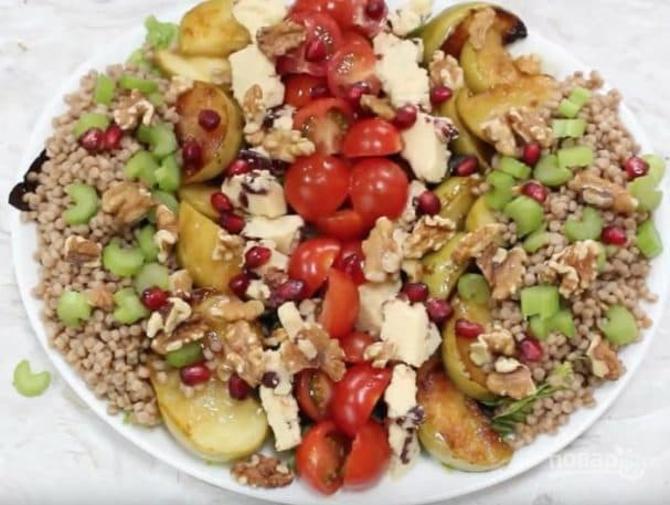 Салат з кускусам і смажанымі яблыкамі
