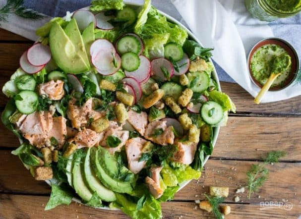Salad with salmon and avocado