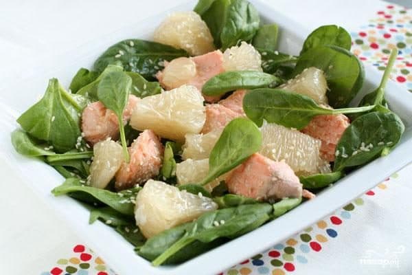 Salad with salmon and grapefruit