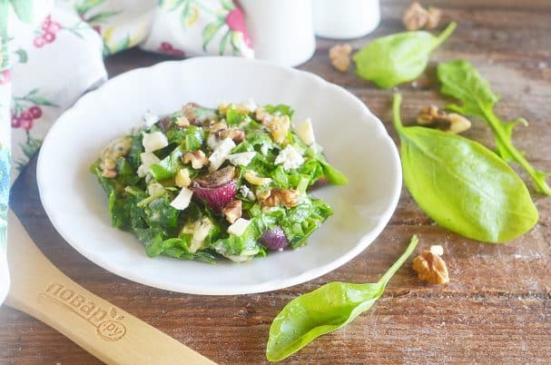 Salad with onions and blue cheese