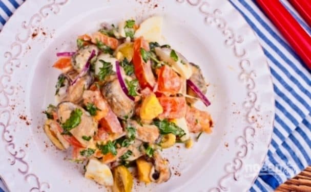 Salad with marinated mussels