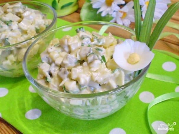 Салат з маринованими огірками