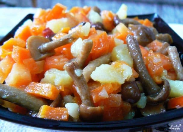 Салат з маринованими опеньками