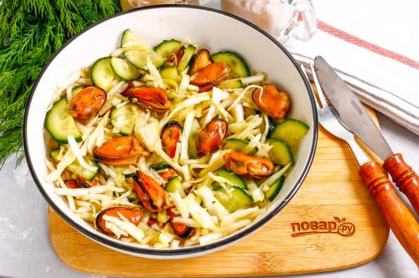 Salad with mussels and cabbage