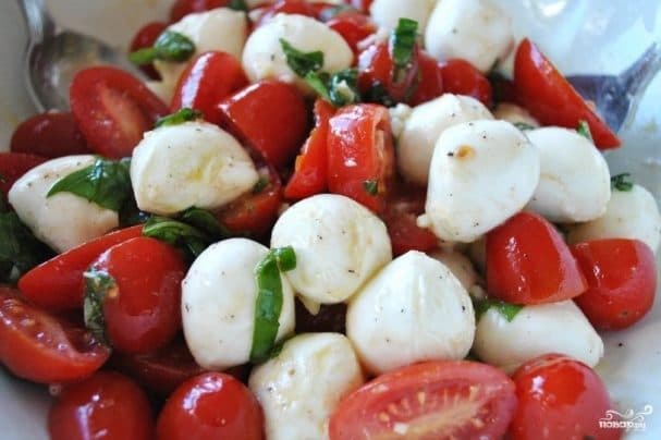 Салат з моцарэлай і чары