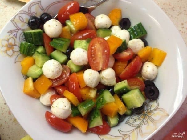 Salad with mozzarella and olives