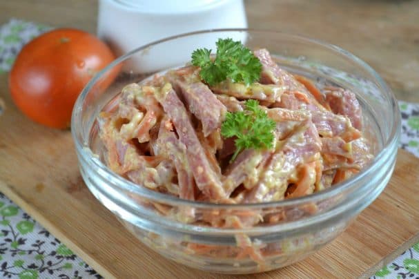 Салат із морквою та ковбасою