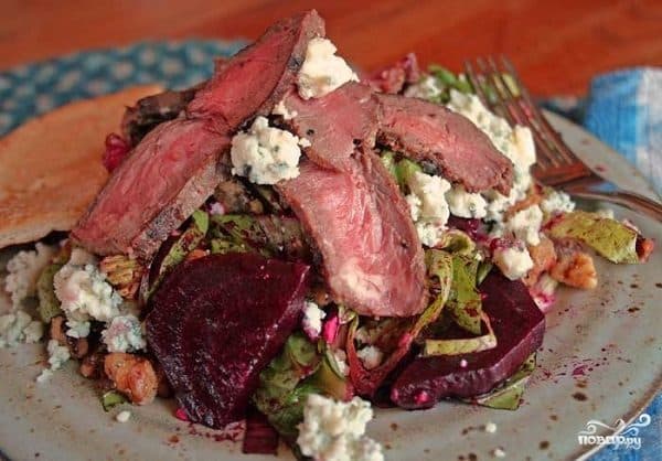 Salad with meat and cheese