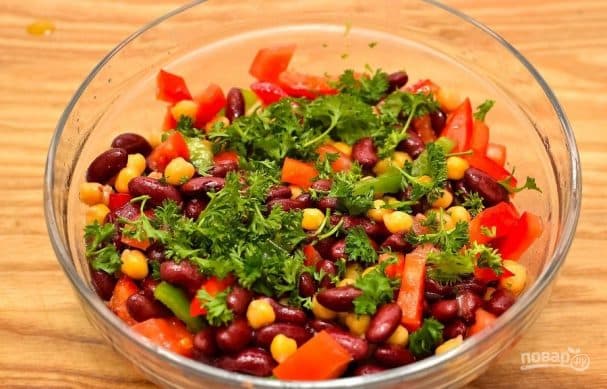 Salad with chickpeas and beans