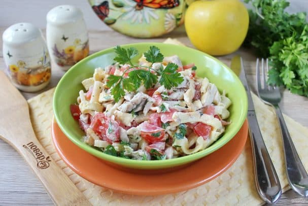 Salad with omelette and apple