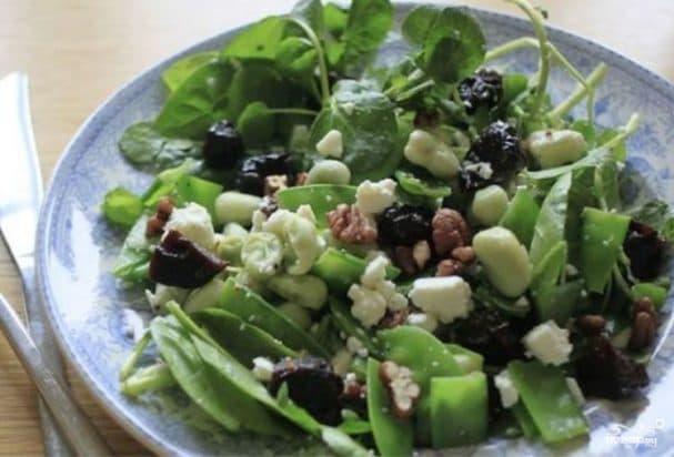 Salad with nuts and prunes