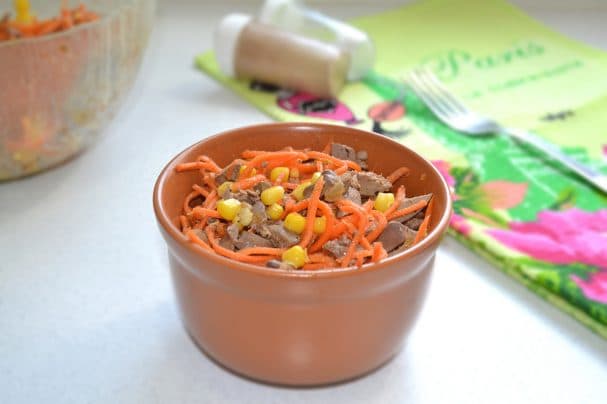 Салат з печанкай і кукурузай