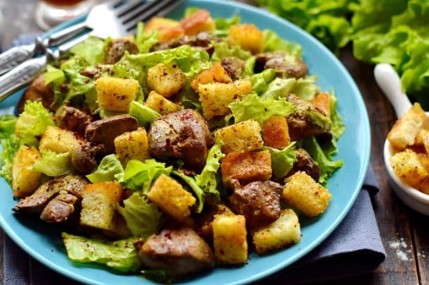 Салата з печанкай і сухарыкамі