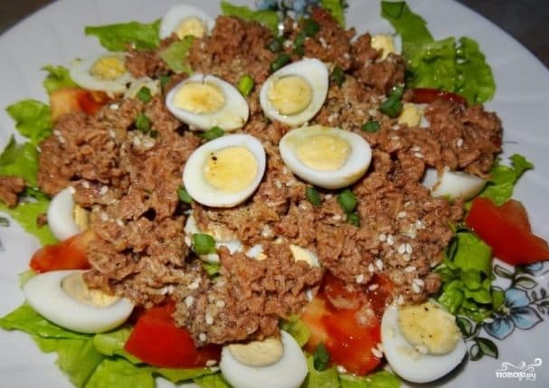 Салат с перепелиными яйцами и тунцом